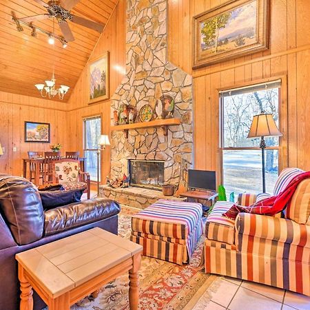 Serene Cabin With Riverfront Views And Access! Fayetteville 外观 照片
